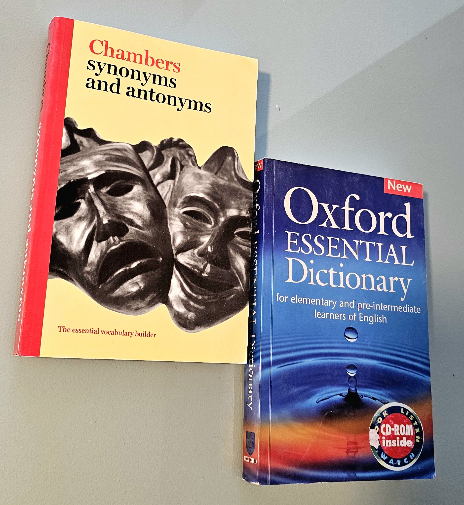 مجموعه 2 کتاب دیکشنری آکسفورد Oxford essential  + کتاب Chambers synonyms and antonyms _ دست دوم در حد نو